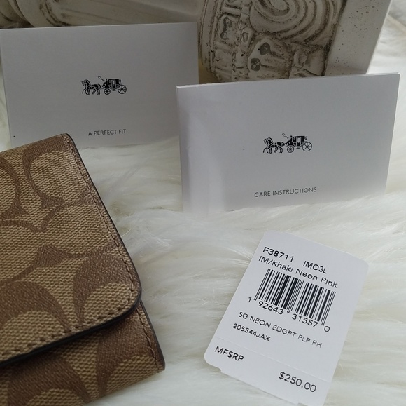 Coach Signature Wallet - Picture 4 of 8